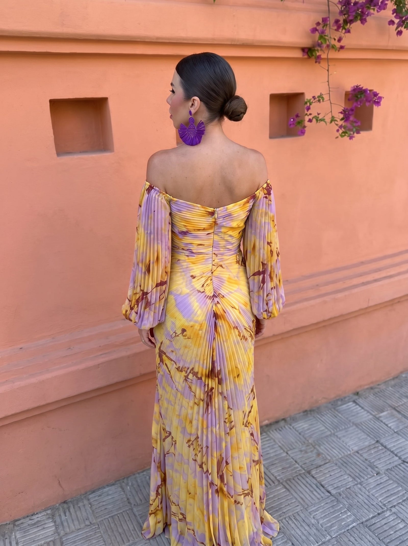 Kristin — Elegantna Haljina s Dubokim Izrezom