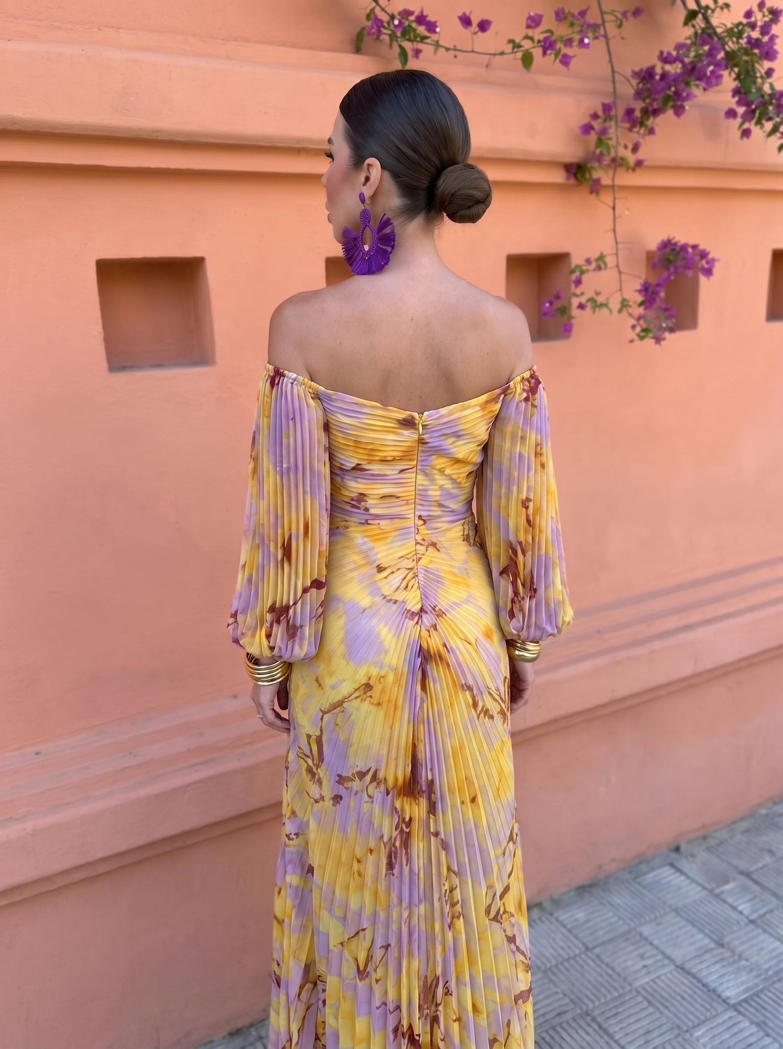 Kristin — Elegantna Haljina s Dubokim Izrezom